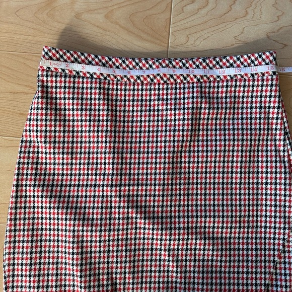Banana Republic black, white, and red checkered pencil skirt size 6 petite - Picture 6 of 8